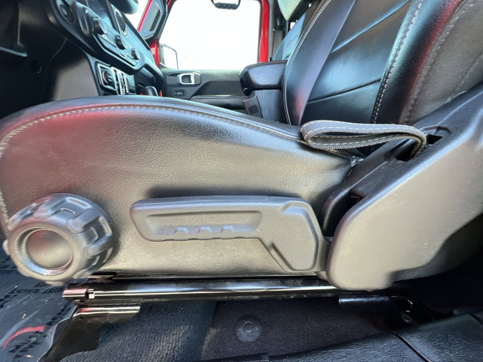 Used 2018 Jeep Wrangler Unlimited Sahara w/ Dual Top Group AWD/4WD image 22
