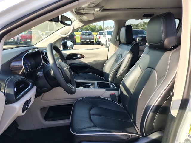 Used 2024 Chrysler Pacifica Limited AWD/4WD image 11