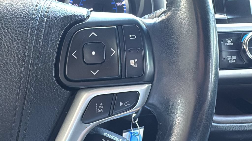 Used 2018 Toyota Highlander Plus w/ Carpet Mat Package (TMS) FWD image 13