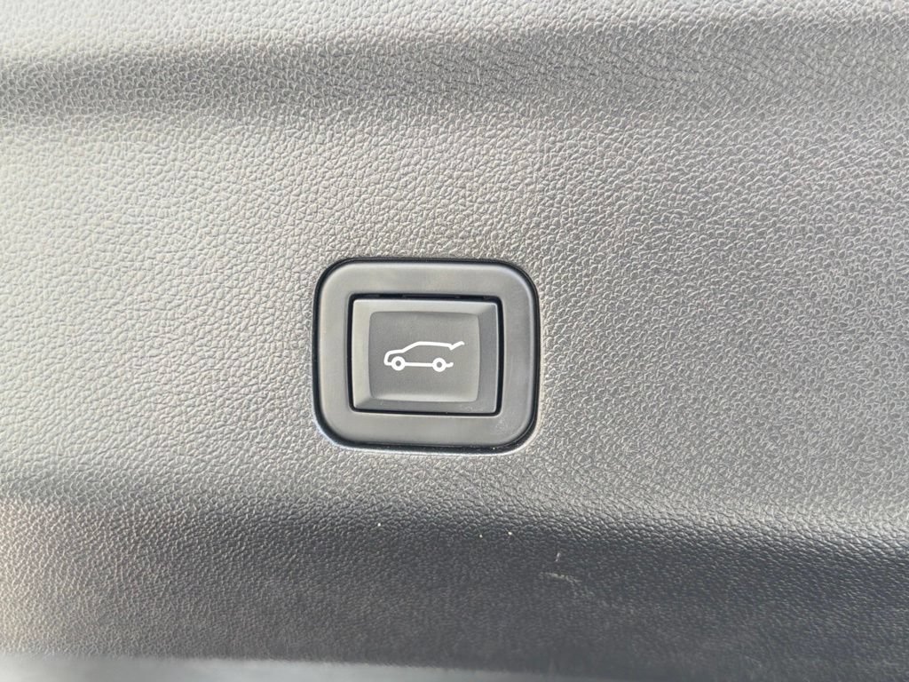Used 2023 GMC Yukon Denali RWD image 17