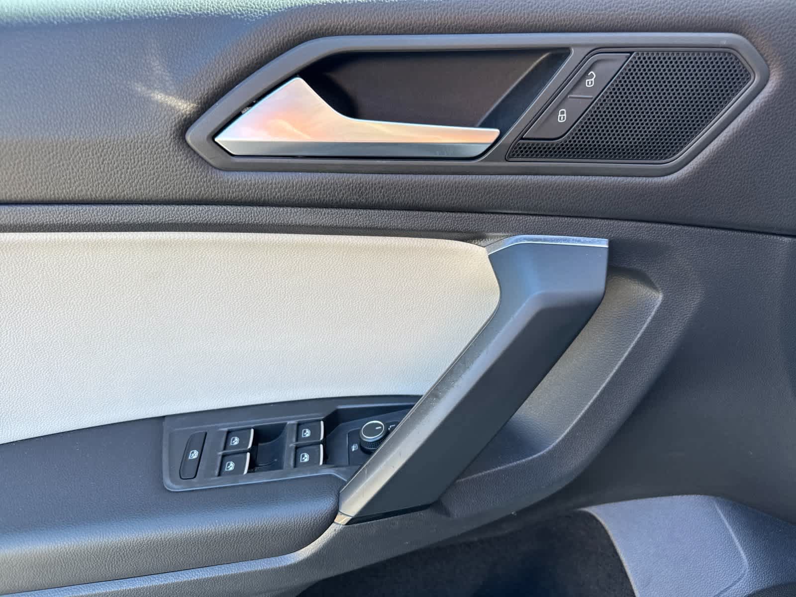 Used 2019 Volkswagen Tiguan SE w/ Panoramic Sunroof Package FWD image 12
