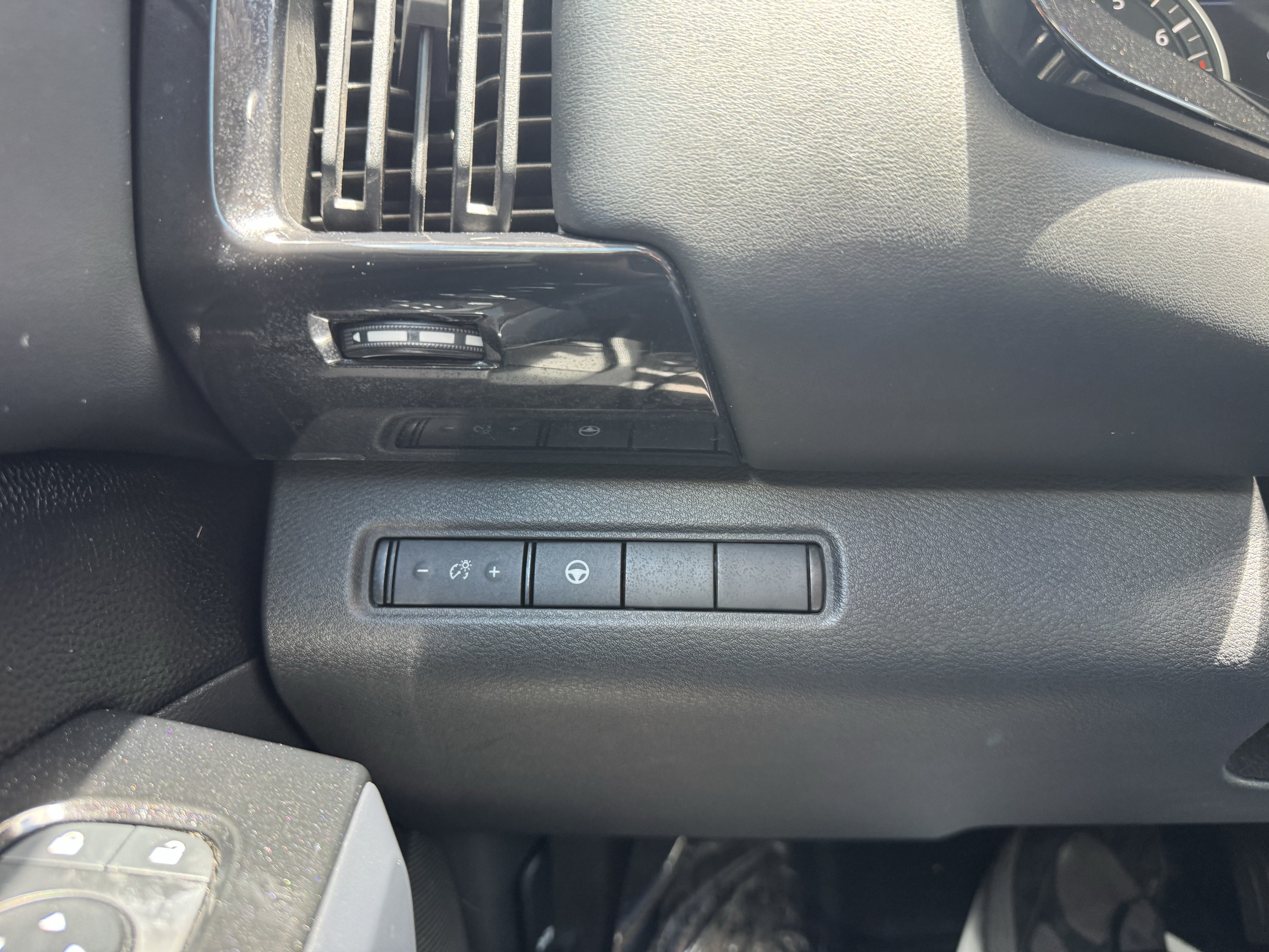 Used 2022 Nissan Pathfinder SV FWD image 18
