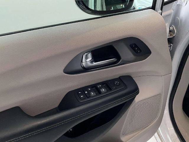 Used 2024 Chrysler Pacifica Limited FWD image 16
