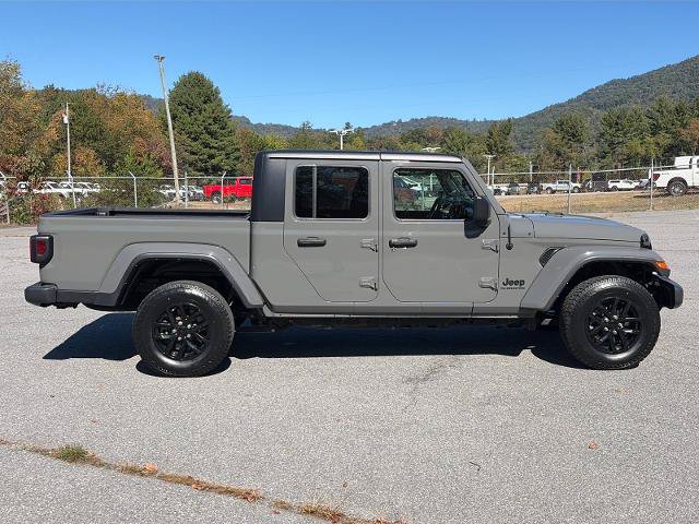 Used 2022 Jeep Gladiator Sport AWD/4WD image 2