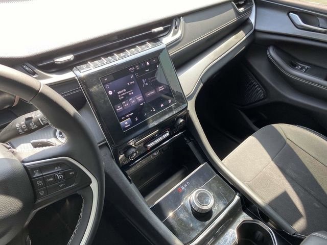 Used 2023 Jeep Grand Cherokee Laredo AWD/4WD image 18