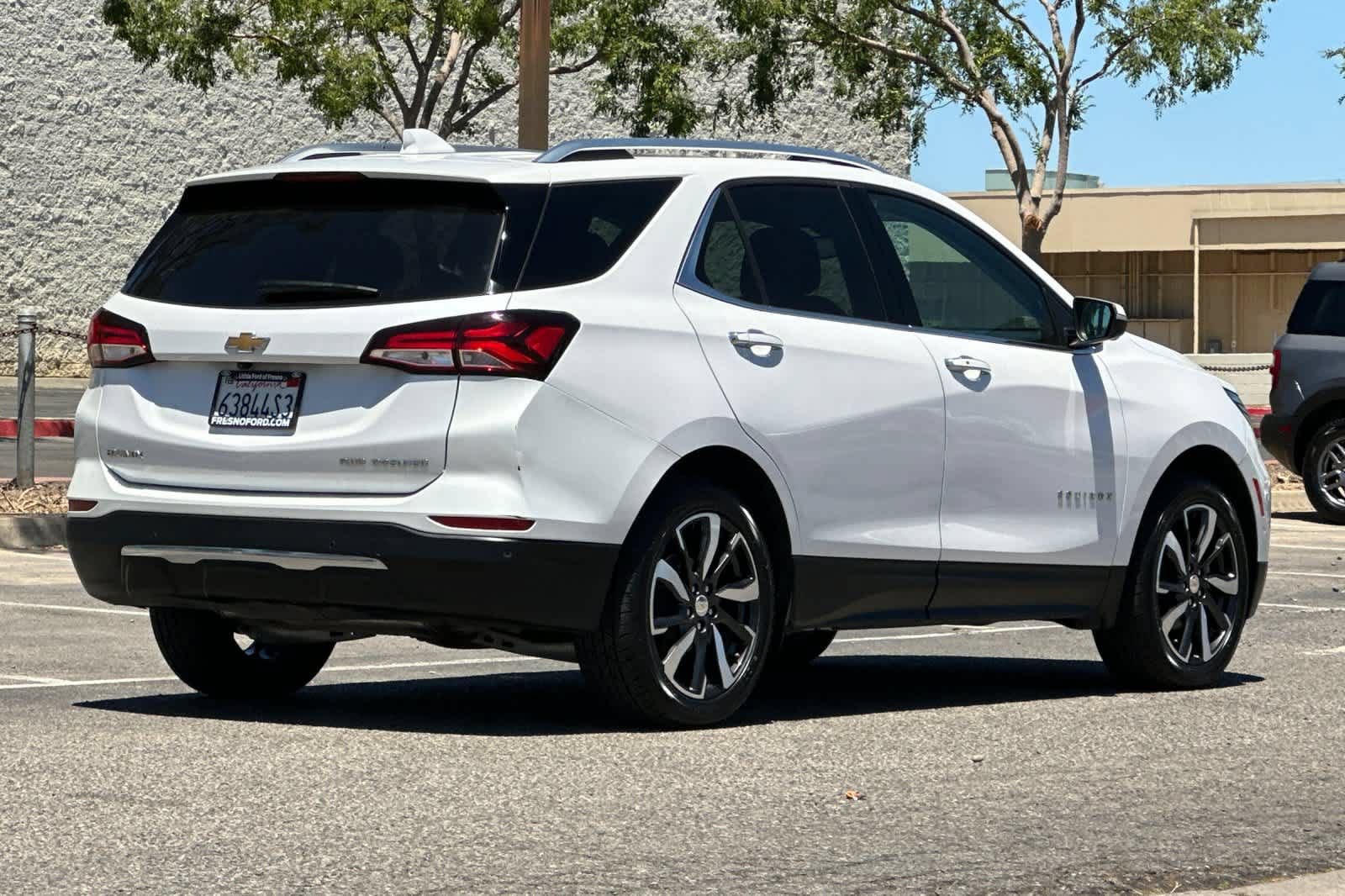 Used 2023 Chevrolet Equinox Premier AWD/4WD image 2