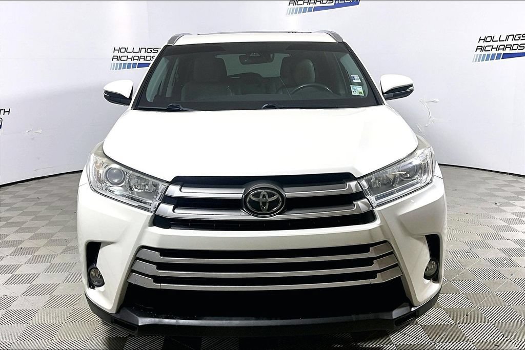 Used 2019 Toyota Highlander XLE FWD image 2