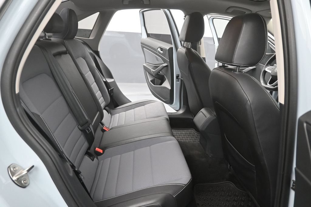 Used 2025 Volkswagen Jetta SE w/ Sunroof Package FWD image 23