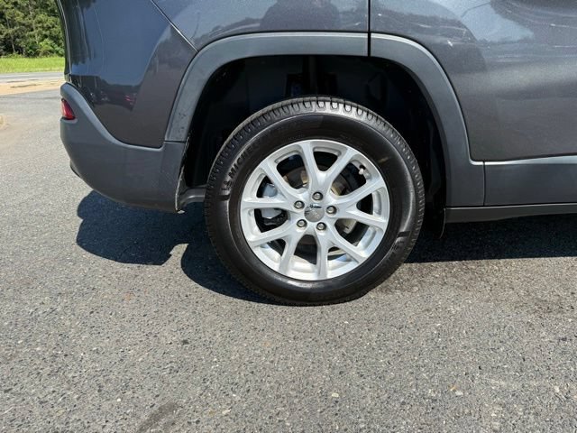 Used 2017 Jeep Cherokee Latitude w/ Safety/Convenience Group FWD image 7