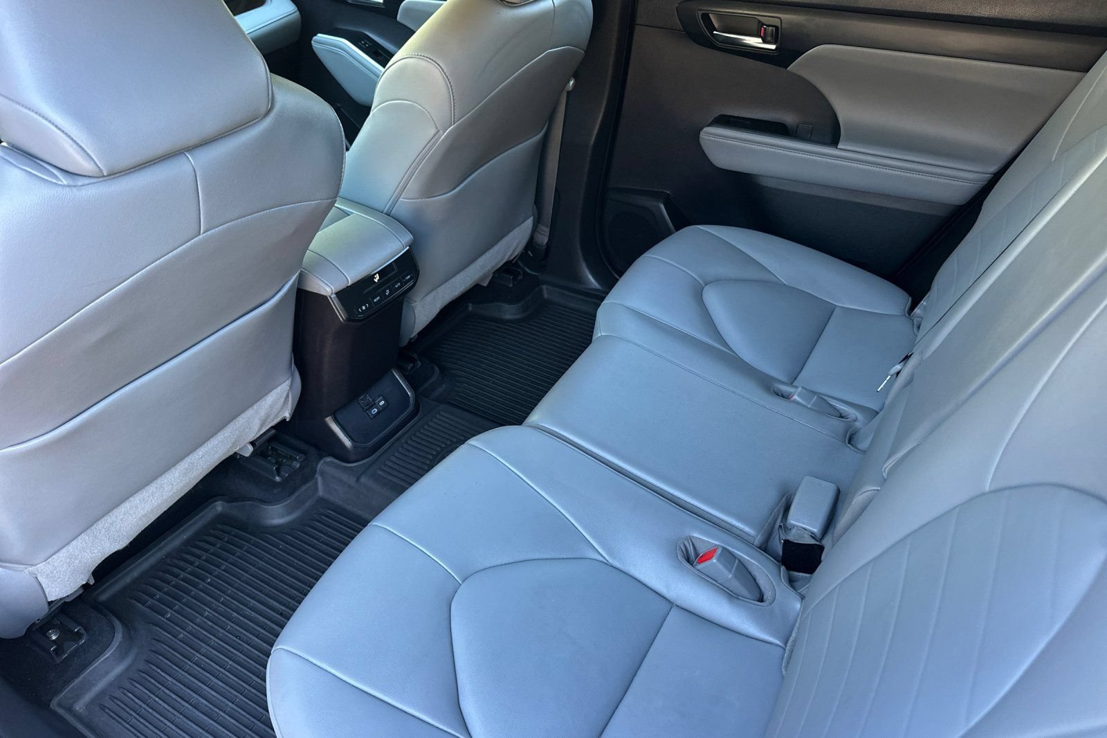 Used 2022 Toyota Highlander XLE AWD/4WD image 14