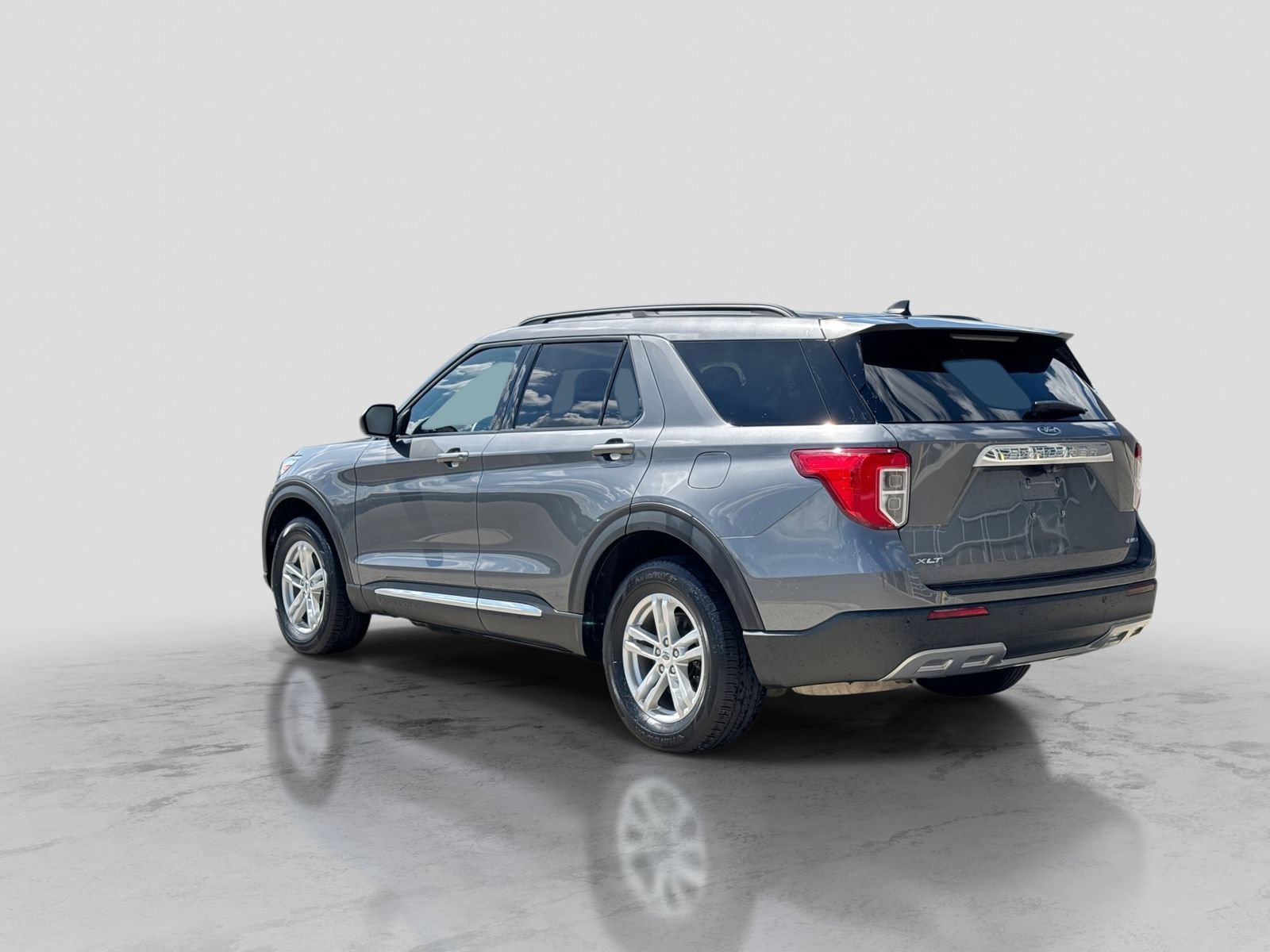 Certified 2022 Ford Explorer XLT w/ Equipment Group 202A AWD/4WD image 5