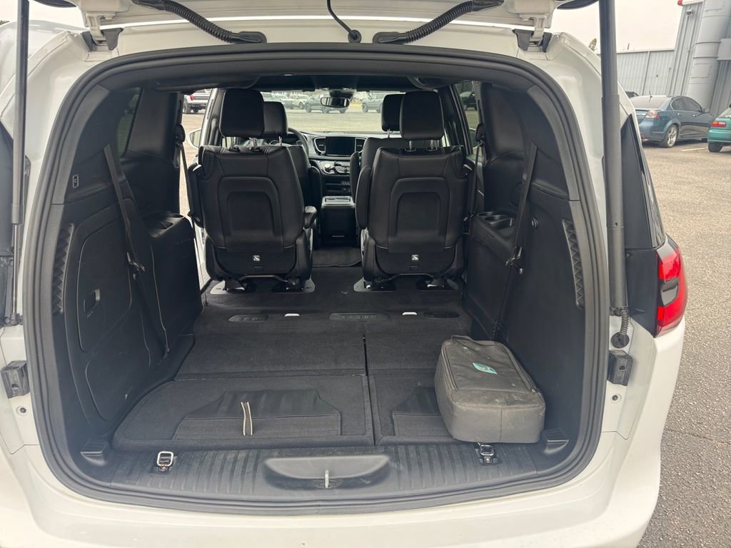 Used 2022 Chrysler Pacifica Touring-L w/ S Appearance Package image 18