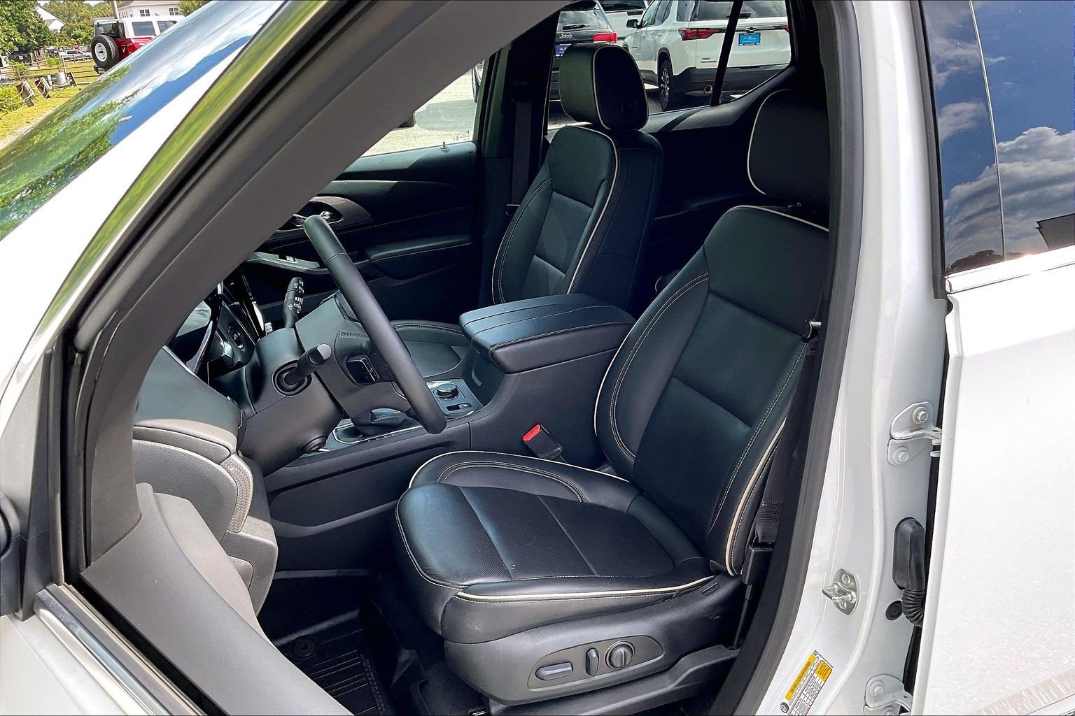 Used 2023 Chevrolet Traverse Premier AWD/4WD image 25