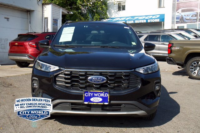 Certified 2025 Ford Escape ST-Line Select AWD/4WD image 2