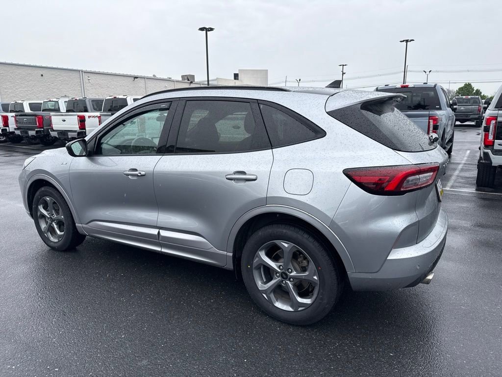 Certified 2023 Ford Escape ST-Line w/ Tech Pack #1 AWD/4WD image 3