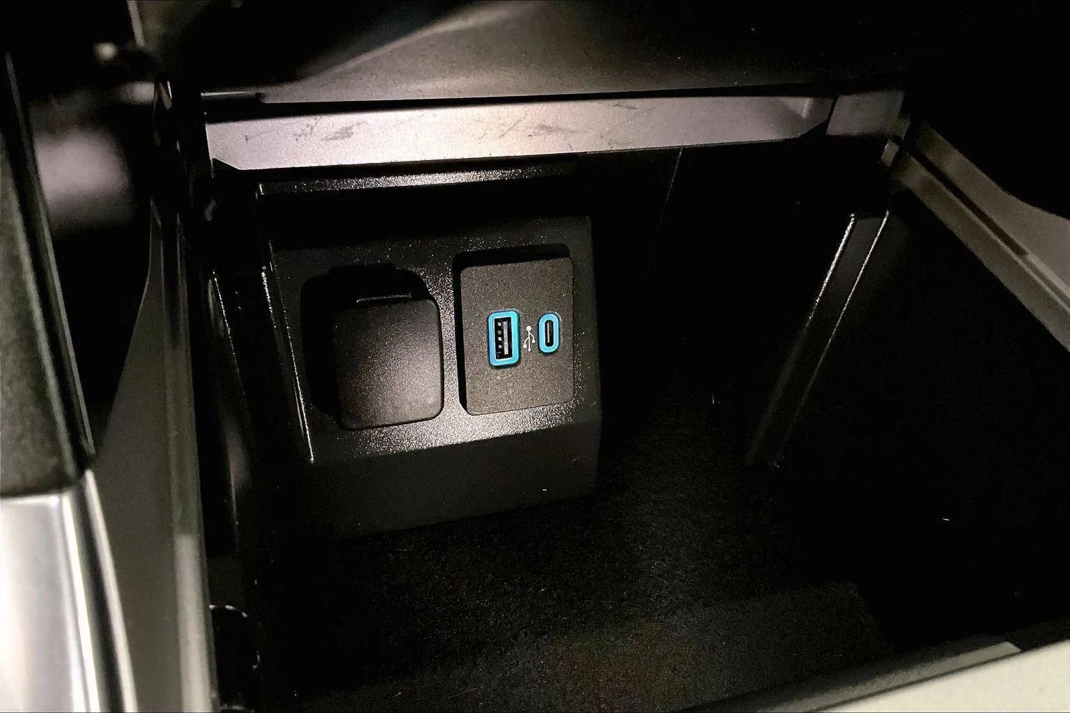 Certified 2021 Ford Explorer XLT w/ Equipment Group 202A image 32