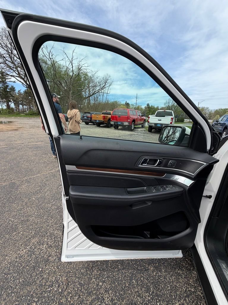 Certified 2019 Ford Explorer Limited w/ Class III Trailer Tow Package AWD/4WD image 9