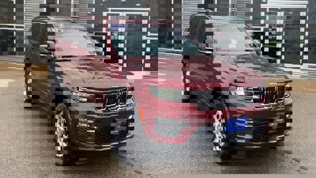 Used 2022 Jeep Grand Cherokee Limited w/ Luxury Tech Group II image 4