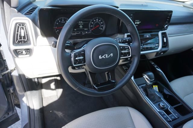Used 2023 Kia Sorento EX w/ Panoramic Sunroof Package FWD image 16