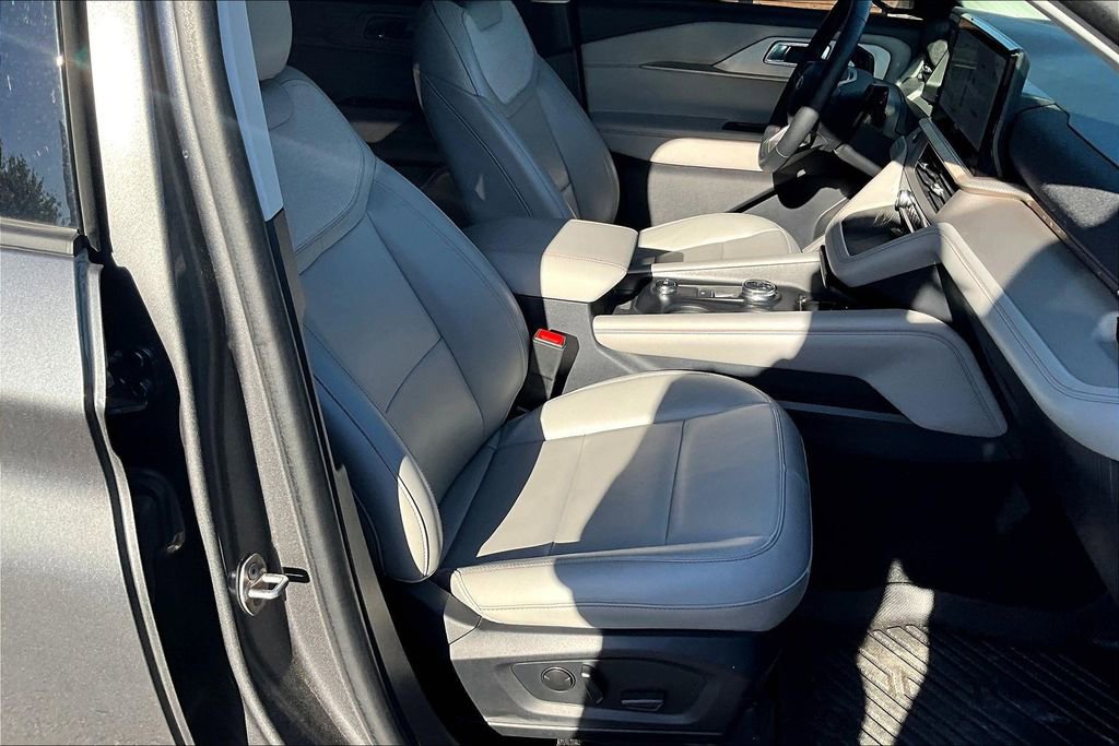 Certified 2025 Ford Explorer Active w/ Active Comfort Package AWD/4WD image 5