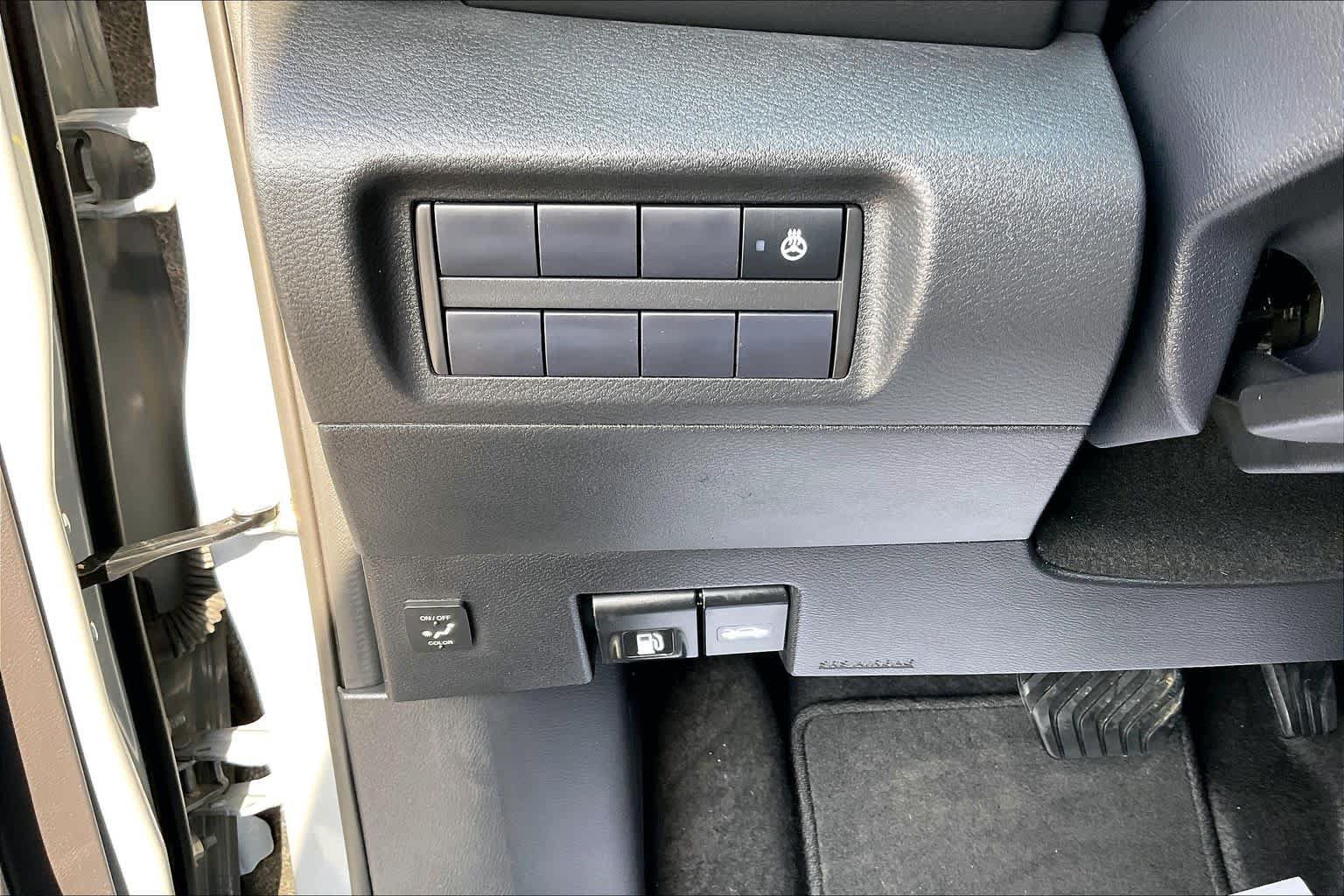 Used 2024 Nissan Kicks SR w/ SR Premium Package FWD image 31