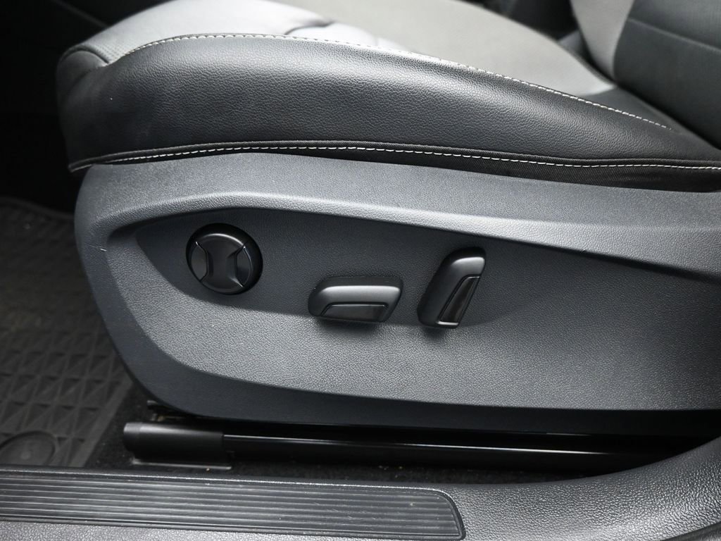 Used 2022 Volkswagen Taos SEL w/ Panoramic Sunroof Package image 11