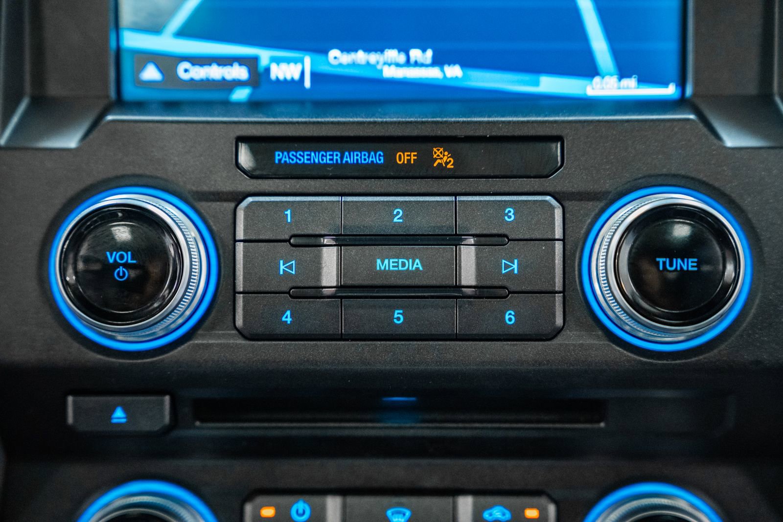 Certified 2018 Ford F150 Platinum w/ Equipment Group 701A Luxury image 34