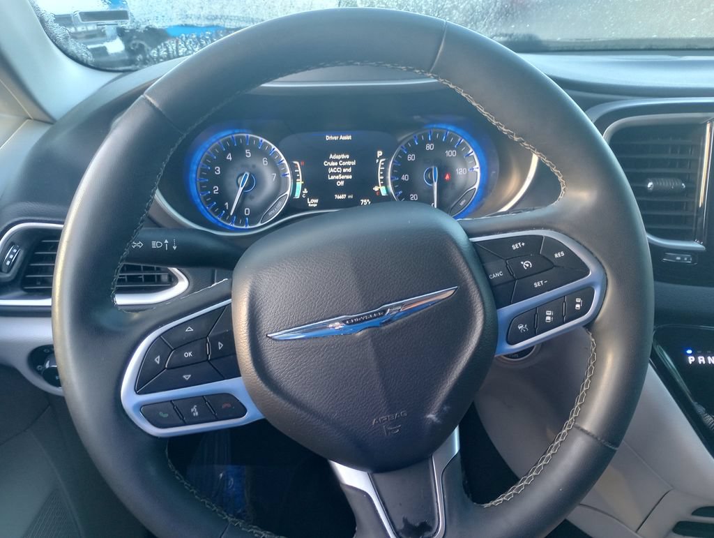 Used 2023 Chrysler Pacifica Touring-L FWD image 26