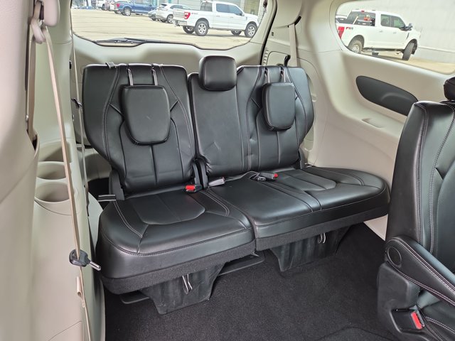 Used 2024 Chrysler Pacifica Touring-L FWD image 17