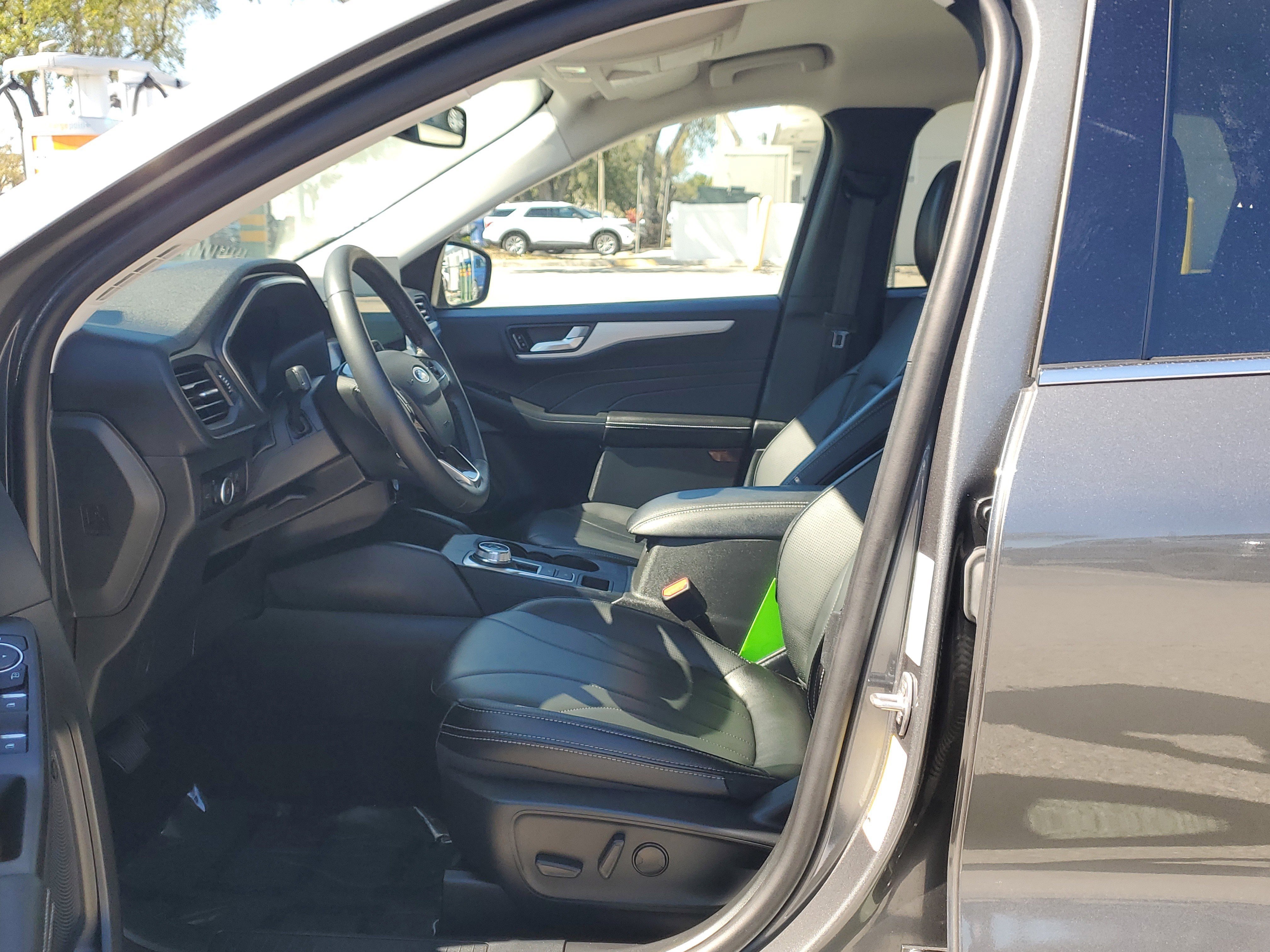 Certified 2025 Ford Escape Platinum w/ Premium Technology Package image 21