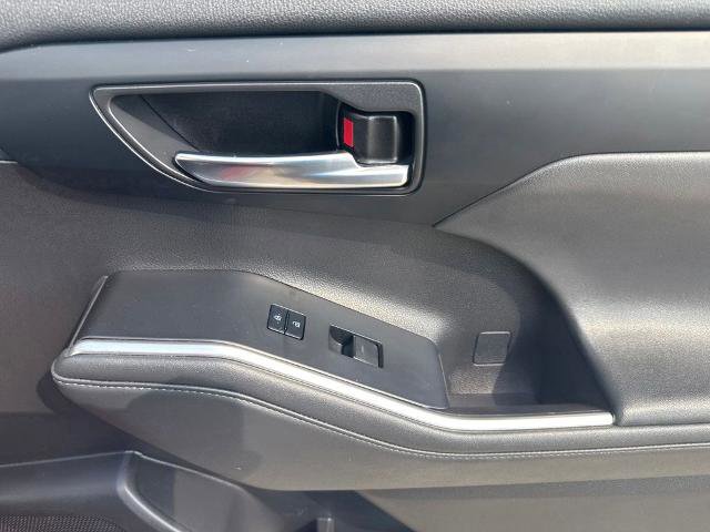Used 2022 Toyota Highlander XLE FWD image 37