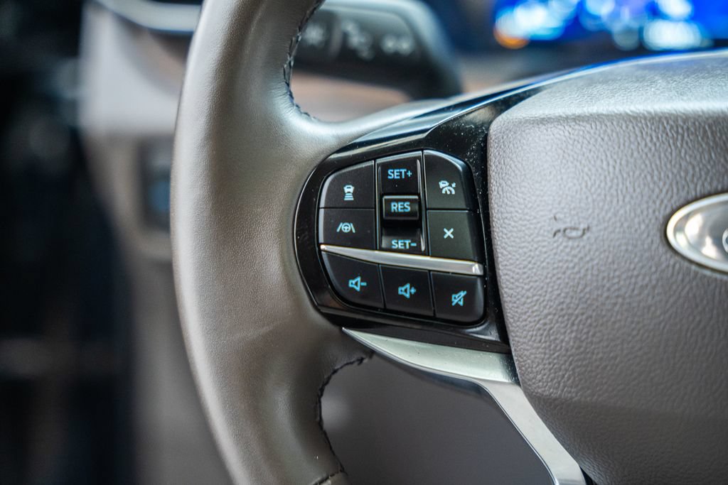 Certified 2024 Ford Explorer Platinum w/ Technology Package AWD/4WD image 31
