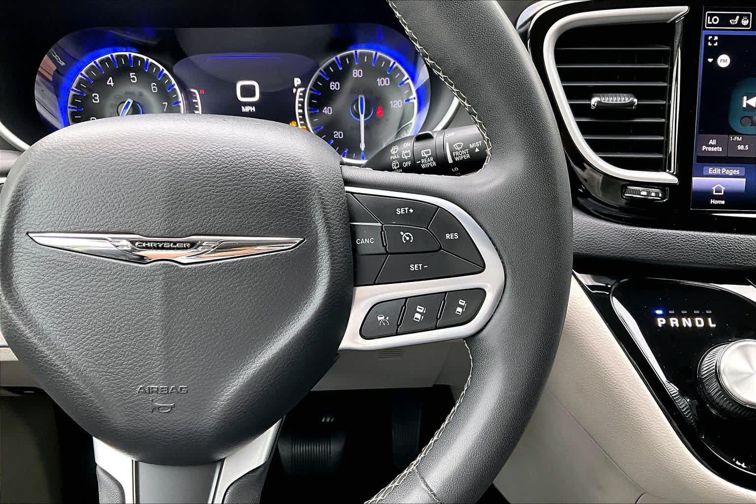 Used 2023 Chrysler Pacifica Touring-L FWD image 25
