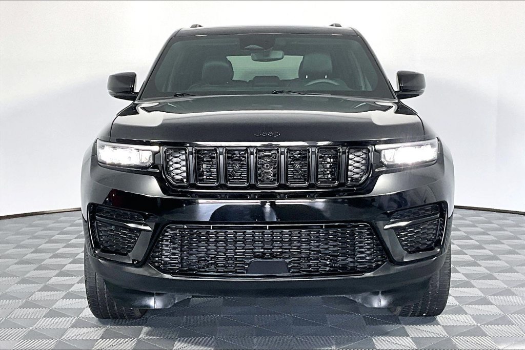 Used 2023 Jeep Grand Cherokee Altitude AWD/4WD image 3