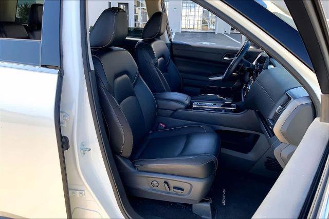 Used 2023 Nissan Pathfinder SL w/ Lighting Package (N92) image 11