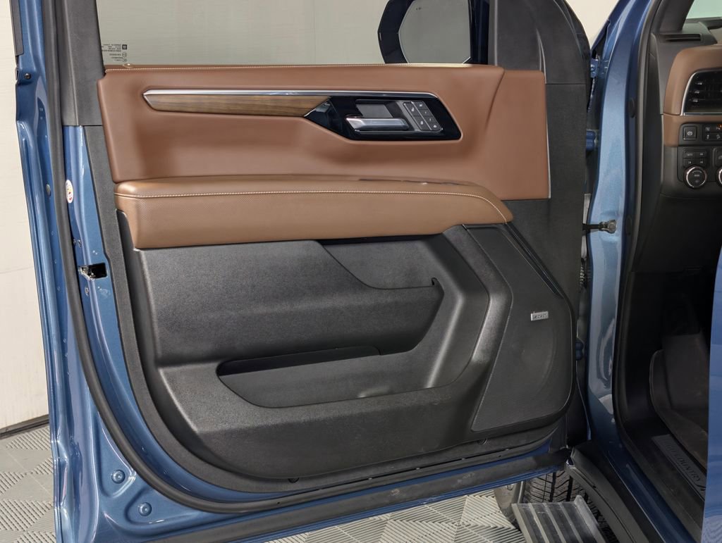 Used 2025 Chevrolet Tahoe High Country AWD/4WD image 24