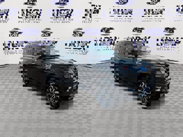 Used 2022 Nissan Armada SL w/ Captain's Chairs Package image 2