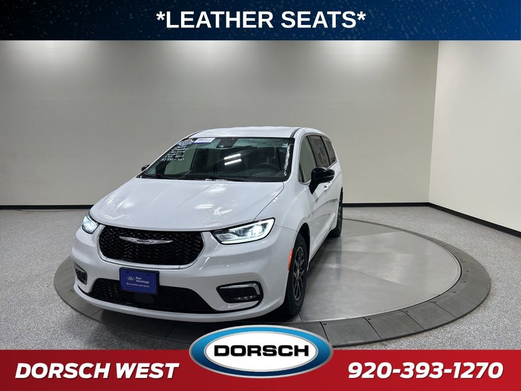 Used 2025 Chrysler Pacifica Select