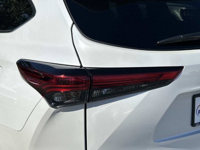 Used 2023 Toyota Highlander XLE AWD/4WD image 11