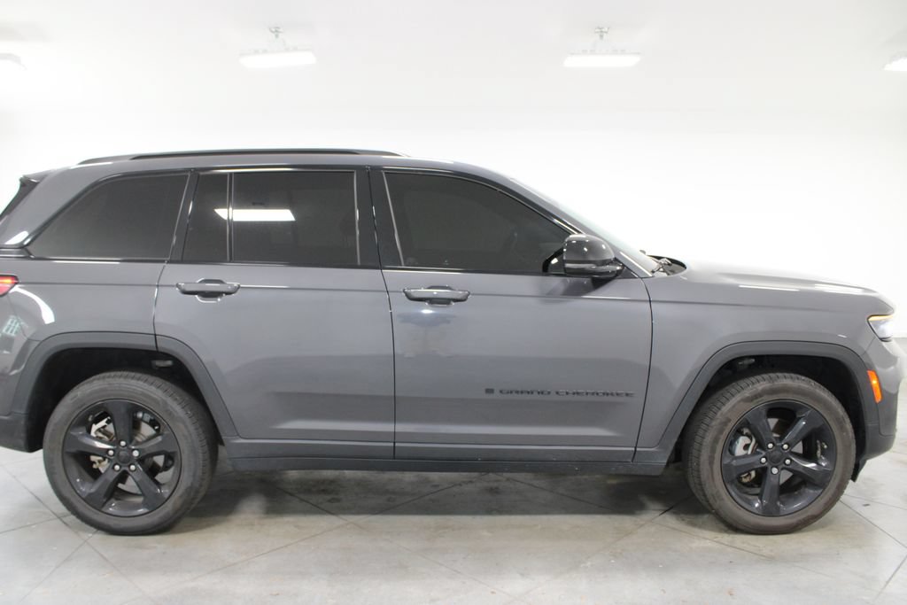 Used 2022 Jeep Grand Cherokee Altitude RWD image 12