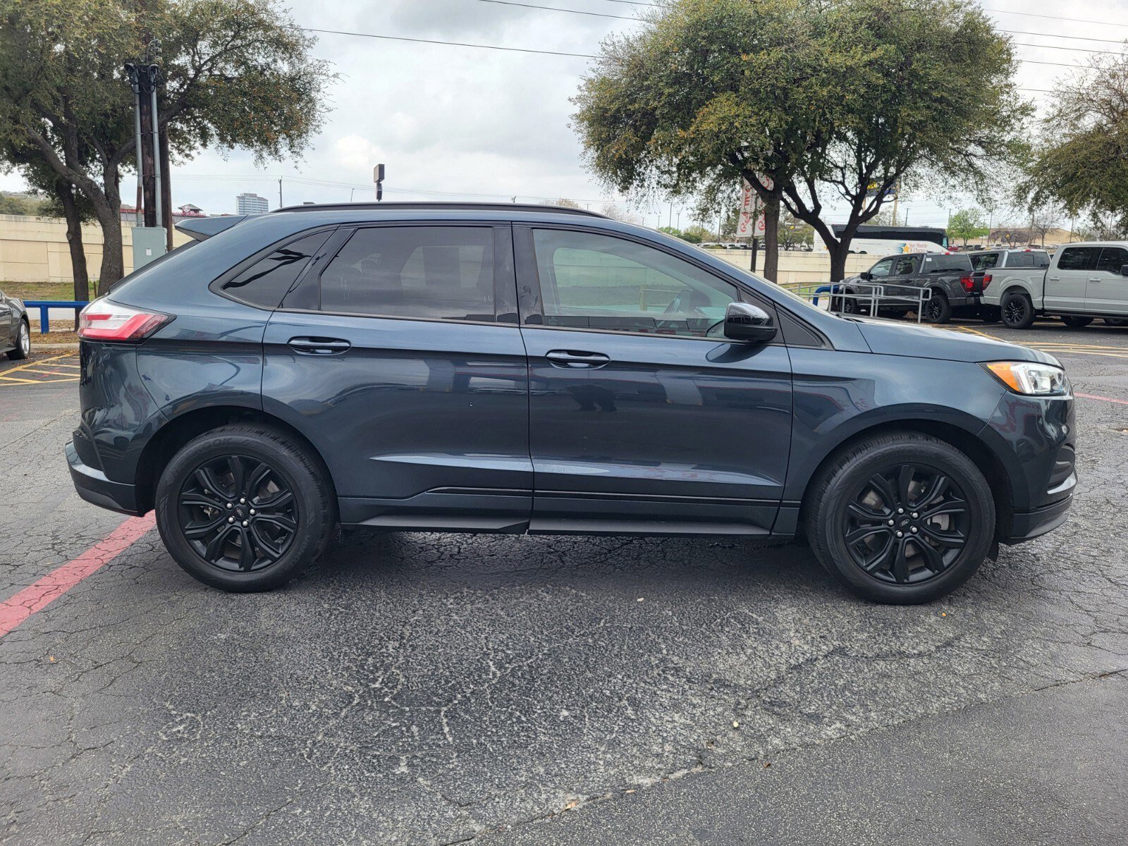 Certified 2022 Ford Edge SE w/ Black Appearance Package image 2