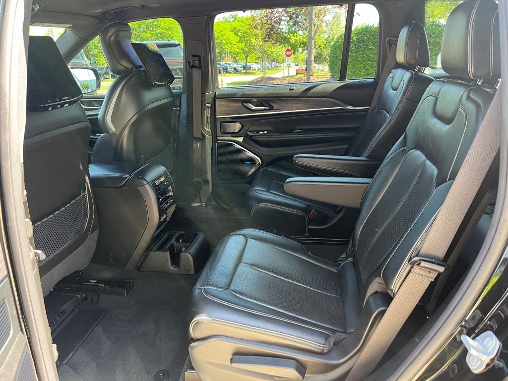 Used 2023 Jeep Grand Cherokee L Overland w/ Luxury Tech Group IV AWD/4WD image 13