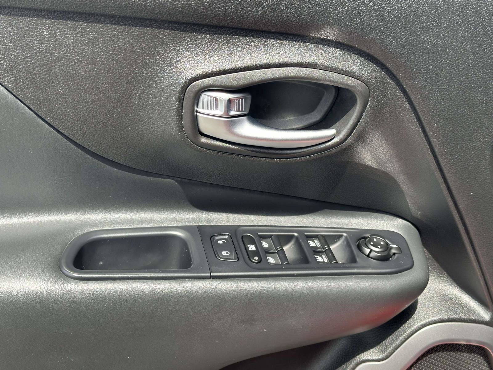 Used 2019 Jeep Renegade Limited w/ Quick Order Package 22P FWD image 17