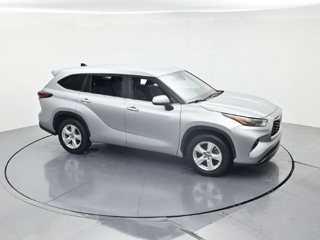 Used 2025 Toyota Highlander LE FWD image 39