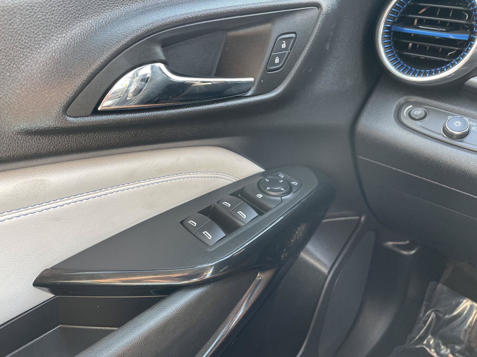 Used 2025 Chevrolet Trax LT FWD image 27