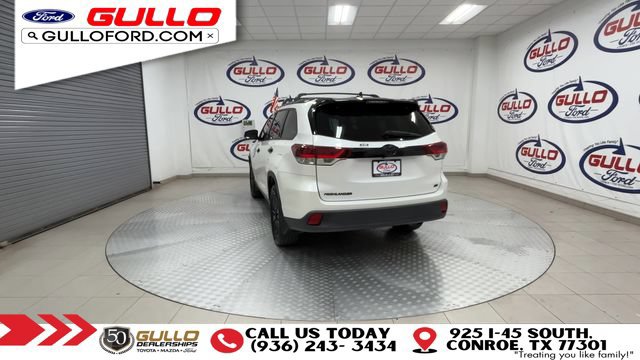 Used 2019 Toyota Highlander SE w/ Nightshade Edition FWD image 8