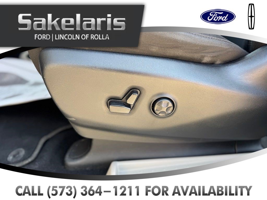 Used 2023 Chrysler Voyager LX FWD image 13