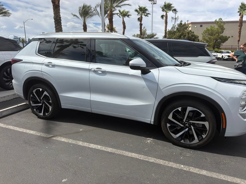 Used 2022 Mitsubishi Outlander SEL AWD/4WD image 2