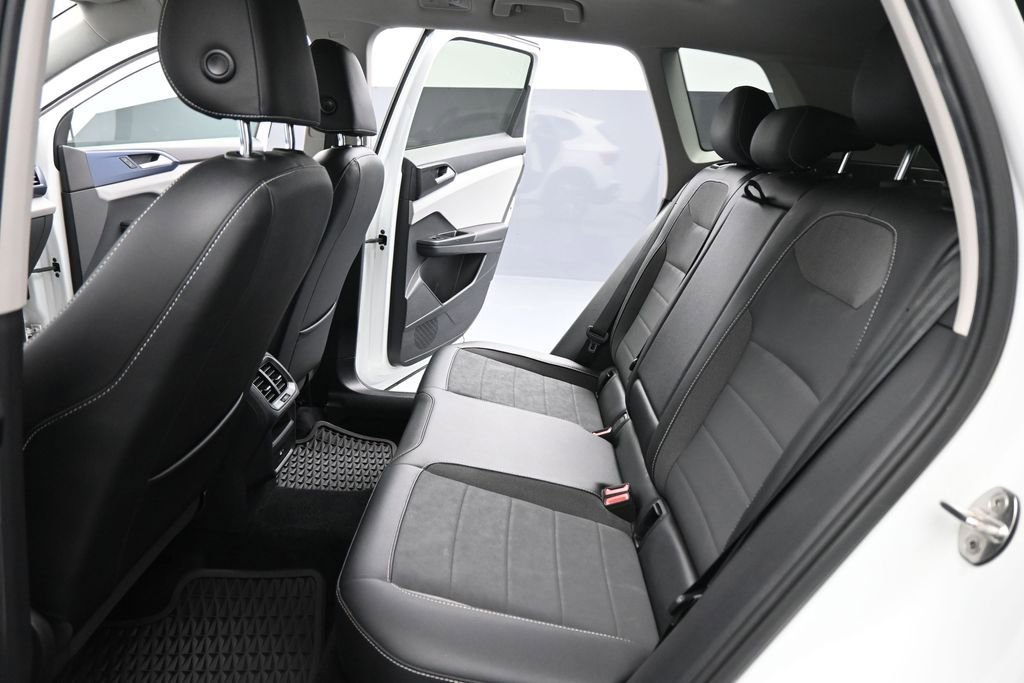 Used 2022 Volkswagen Taos SE FWD image 16