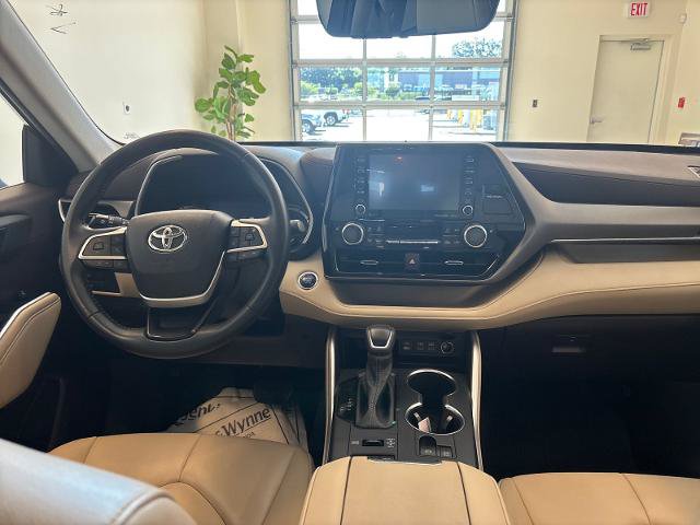 Used 2022 Toyota Highlander XLE AWD/4WD image 8
